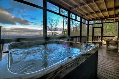 Image de Nearby hikes + a hot tub! - Appalachian Sunrise