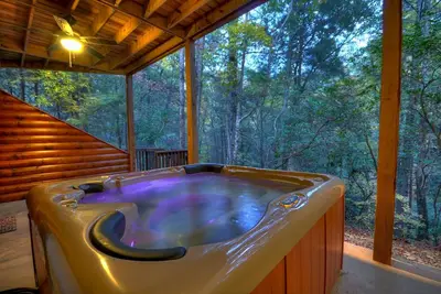 Image de Castle Creek - Nearby creek, cozy hot tub, pool table, and more!