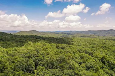 Image de Soothing Hot Tub Dips, Cookouts, Game Nights, Fireside Chats & Outdoor Fun Nearby - Four Seasons