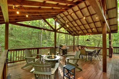 Image de K6 Lodge - Gather around the firepit, soak in the hot tub, and splash in the creek!