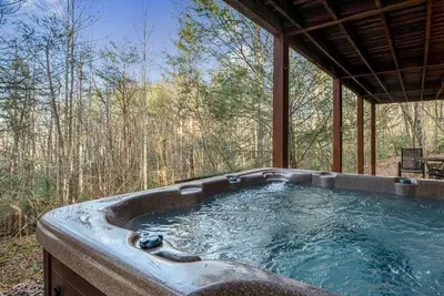 Image de Peaceful Living - Minutes from Blue Ridge, hot tub, pool table