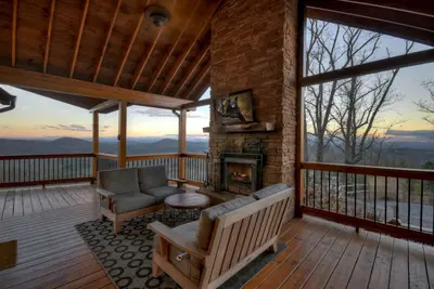 Image de Skyfall - Stunning mountain views, cozy hot tub, comfy beds, game room, and more!
