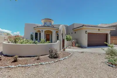 Image de Great Family Vacation House - Custom Built Adobe Home with Mountain Views