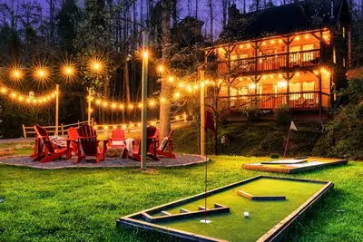 Image de Updated Premier Cabin w/ MiniGolf FirePit & HotTub