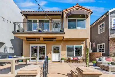 Image de Bright home on the channel with expansive patio & elevator