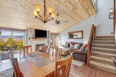 Image de Pool & Hot Tub | Deck with Views | Large Kitchen
