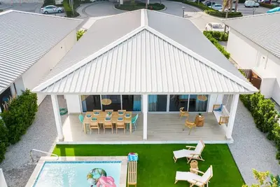 Image de 3 bdrm\/2 bath Villa w\/pool, Azure Beach Residences