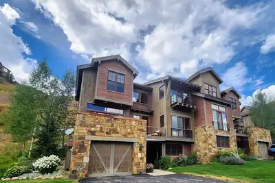 Image de Heavenly Hideaway is a luxury townhome with amazing views and hot tub!