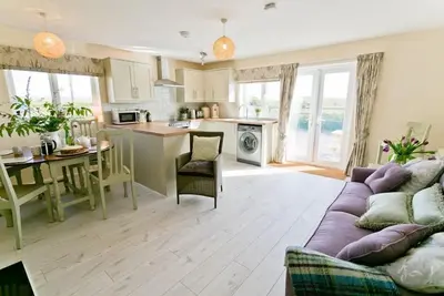 Image de Hideaway - a dog that sleeps 4 guests in 2 bedrooms