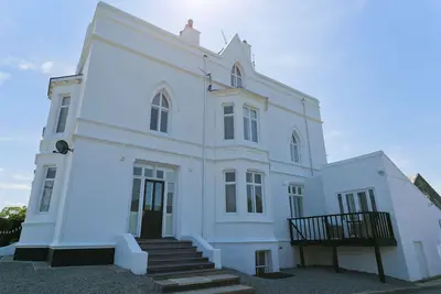 Image de Eryl Mor - a coastal that sleeps 14 guests in 7 bedrooms