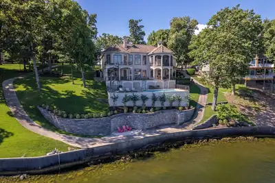 Image de Grand Cove - 6 Bdrm Waterfront House with Pool