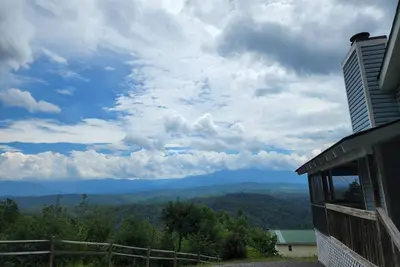 Image de Budget-Friendly Pigeon Forge Cabin Rental | 3br with Scenic Mountain Views