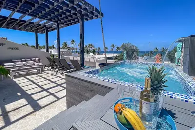 Image de 3 level Penthouse, Hot Tub / waterfall, ocean view, 40 steps to beach, 5 min shops