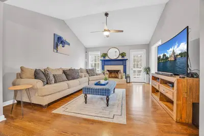 Image de Large 5 bedroom home with fenced yard and custom fire pit