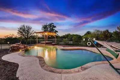 Image de Modern Home - 1 Acre Lot w\/ Pool, Patios, Jacuzzi