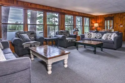 Image de New! Beautiful 6 bedroom home on Little Saint Germain Lake