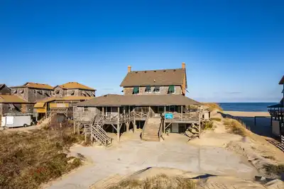 Image de Fred Wood Cottage:Oceanfront, historic, Old Nags Head Style cottage, wide decks!
