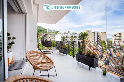 Image de Lounge on big balcony, pool & gym