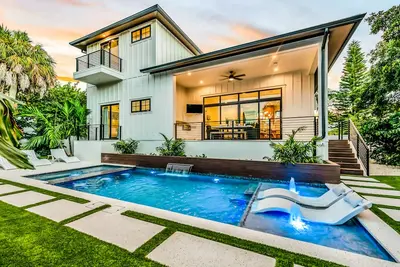 Image de Luxury home with pool, spa, ping pong, and foosball!