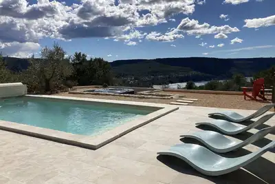 Image de \"Cap Esparron\" belle villa 4 étoiles splendide vue lac, piscine et jacuzzi.