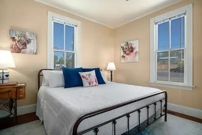 Image de Opie & Omie's Haus | New Listing | 2 Blocks to Main