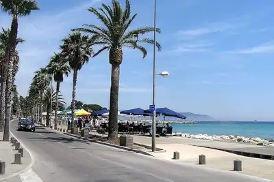 Image de grand appart a 30 metres de la plage, climatise, wifi, parking prive gratuit