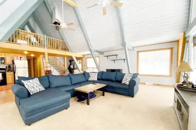 Image de 6. 45 Acre Private Close to Big Bear Mountain, Waterfall, Fire-pit, Loft & more.