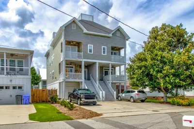 Image de Charming duplex with ocean view, full kitchen, grill, balcony, & washer/dryer