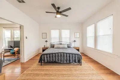 Image de ✨Rooftop Private Deck & Patio-Historic Craftsman 3blks to Pearl food & fun!