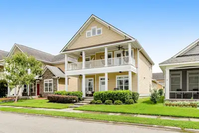 Image de Charming, immaculate coastal home with furnished porches, Ac, & washer/dryer