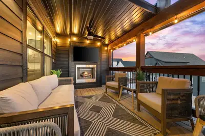 Image de Labor Day Open_Upgraded Premium_Private Hot Tub_Lake View_Free Tickets_Game Room!