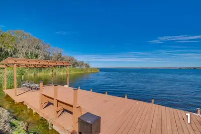 Image de Waterfront property with a private dock & exceptional views of the lake & canal.