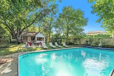 Image de Comfy Cottage- Heated Pool, 1 Block to Beach! Lot's of space with 13 beds!