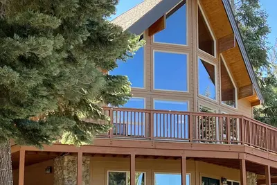 Image de Large Luxury Cedar Home in the Forest at Lake Davis near golf courses - 3NightM