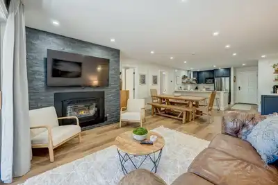 Image de Charming condo with a wet bar, fireplace, washer/dryer, deck - central location