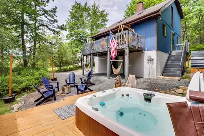 Image de Hot Tub, Fire Pit & Barrel Sauna: Poconos Abode