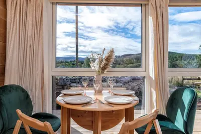 Image de Delightful forest View Cabin with hot tub in Cairngorms