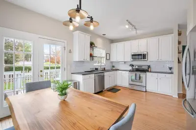 Image de King Suite | Office Space | Fenced Backyard | TVs