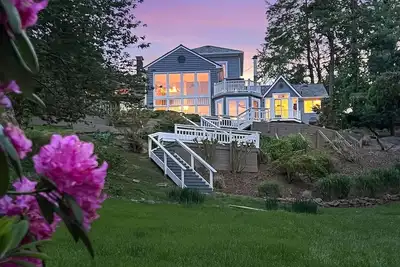 Image de Spacious 5-Bedroom Waterfront Oasis with Private Dock, Pool and Hot Tub