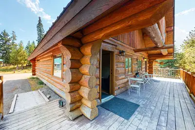 Image de Contemporary, dog-friendly log cabin with private deck & full kitchen