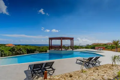 Image de Luxurious Apartment w/ Seaview & pool - 5 minutes from the beach - Coral Estate