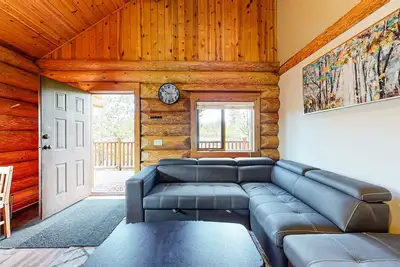 Image de Dog-friendly, lakefront, wilderness resort cabin w/deck, internet, full kitchen