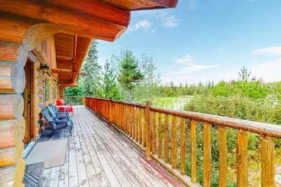 Image de Rustic lakefront resort cabin with deck, WiFi, full kitchen - dog-friendly