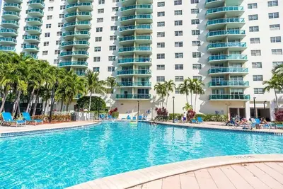 Image de Beautiful apartment- just across the beach!