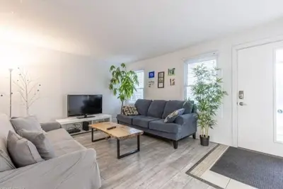 Image de Cozy 3-bedroom house, 5-mins to Great Niagara falls, free parking, Big Backyard!
