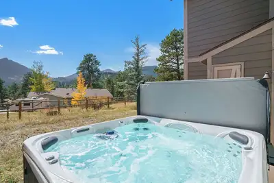 Image de Exceptional Views at - A Mountain Life! New Hot Tub #3245