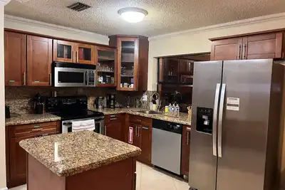 Image de Entire Vacation Waterfront 3/2 home, Huge Backyard for Family or Remote working