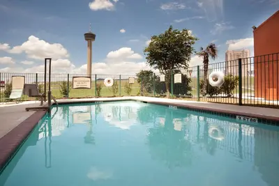 Image de Comfy Studio Suite | Free Breakfast + Outdoor Pool