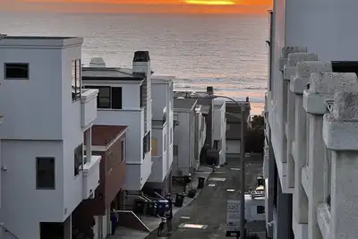 Image de Steps to the beach, Newly remodeled Ocean Views, luxury living at its best!