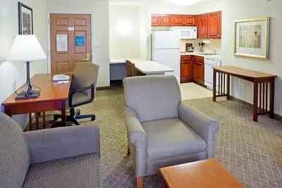 Image de Suite w\/ Kitchen Only 30 Min to Six Flags!